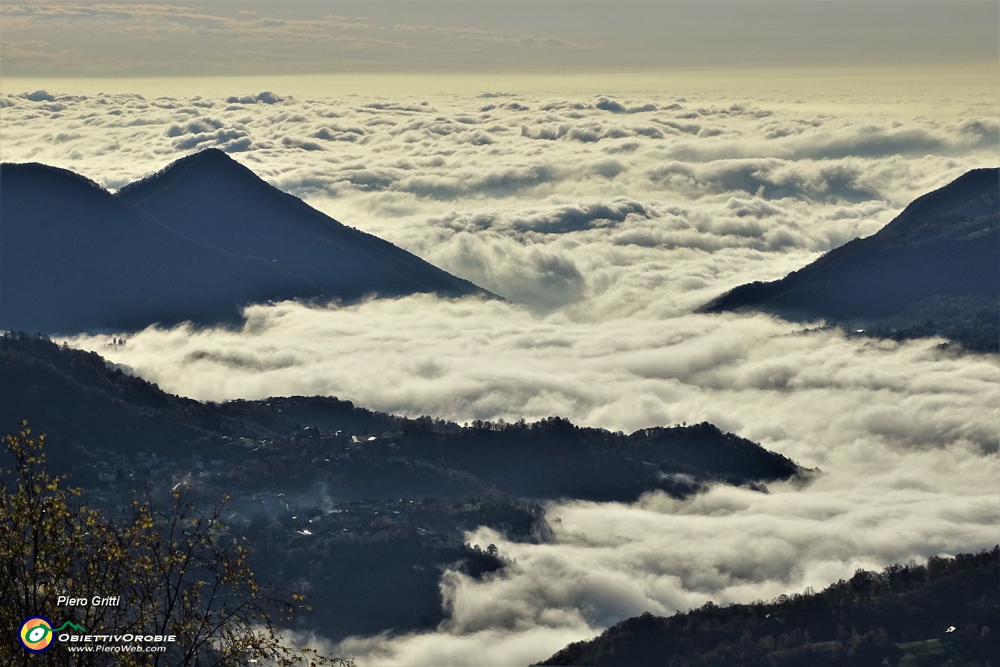 20 Nebbia sul fondovalle della Valle Imagna.JPG